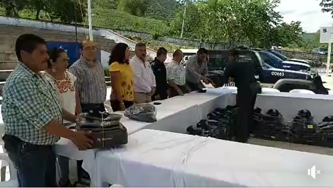 ENTREGA DE UNIFORMES A LA POLICÍA MUNICIPAL.